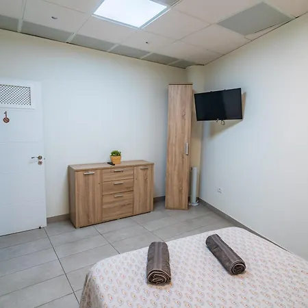 El Puente I- Airport 8,1k Apartment *