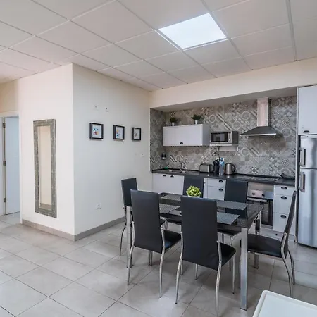 El Puente I- Airport 8,1k Apartment *